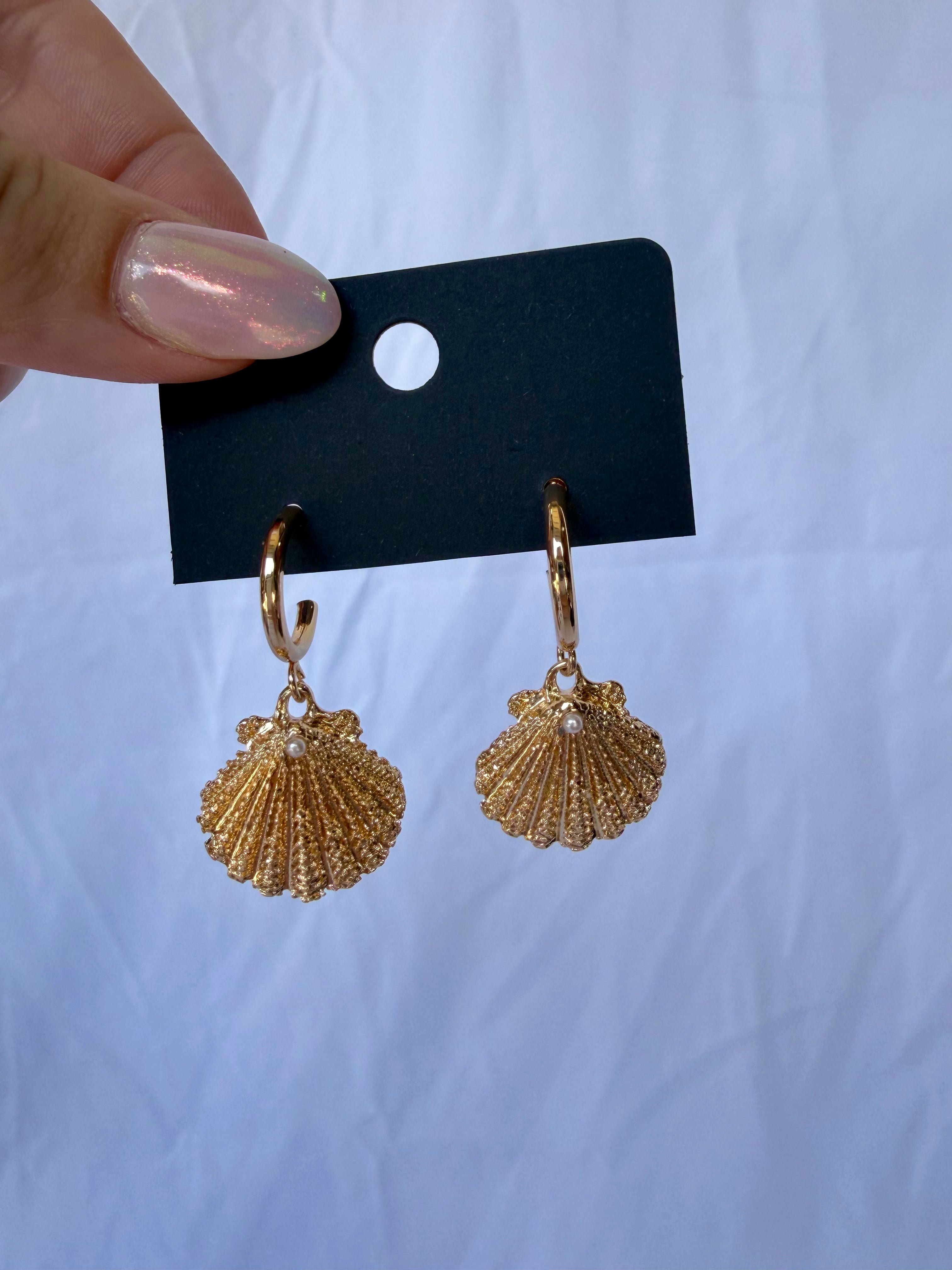 Seashell Earrings w/ Pearl