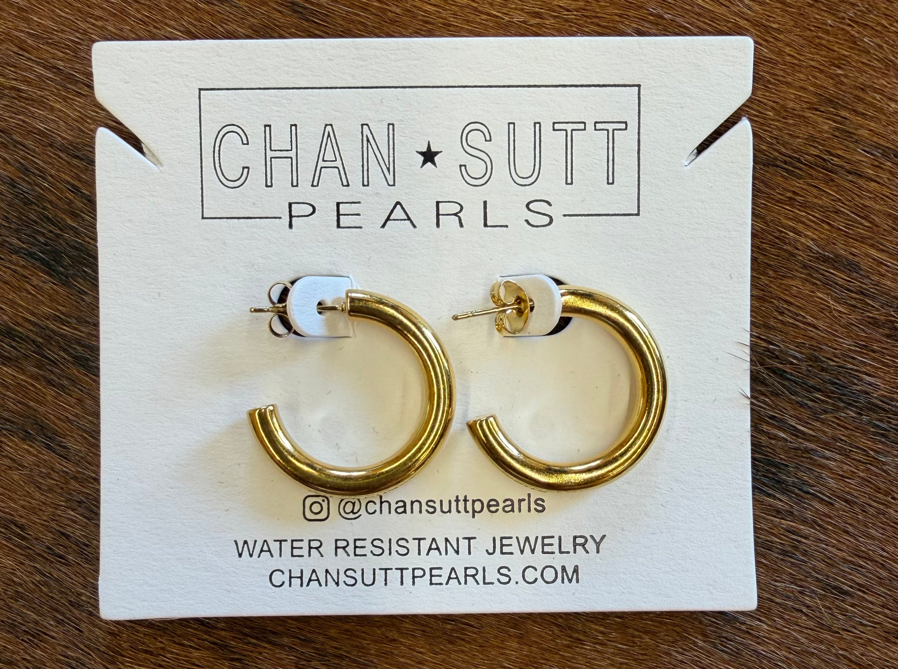 Chansutt Pearls Small Hoops